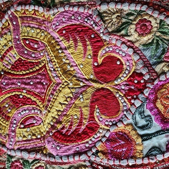 NWOT beautiful hand embroidered table runner. - Picture 3 of 4